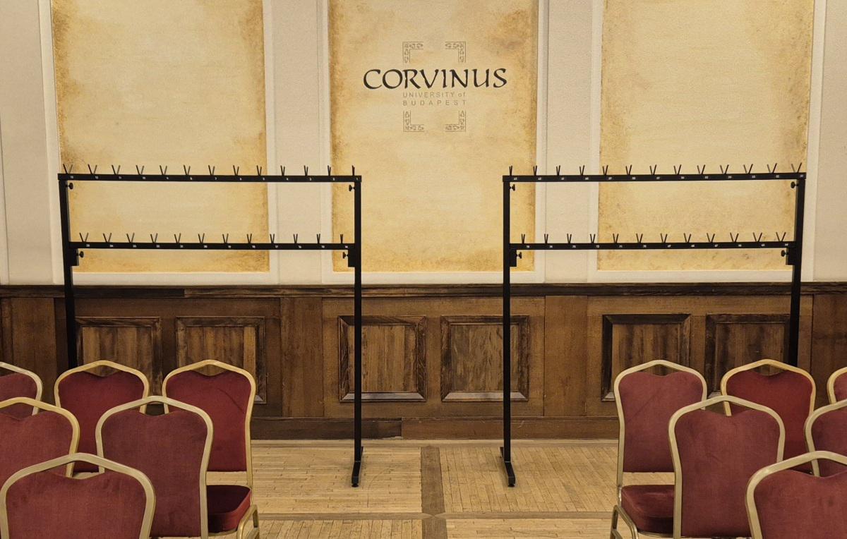 Ruhatári soros fogasállvány - Az átlátható és hatékony ruhatár alapja